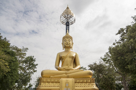 在泰国东北部伊桑的BuriRam省BuriRam市附近的WatSuphatbophit的佛陀。泰国，Buriram，2017年1