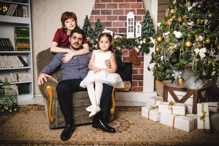 家庭与俄国妈妈, 土耳其父亲和他们的女儿在一个房间装饰为圣诞节和新年
