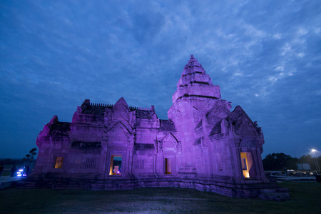 在泰国东北部伊桑的BuriRam省的BuriRam市重建了BuriRam城堡的高棉神庙。泰国，Buriram，2017年11月。