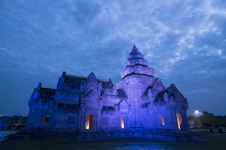 在泰国东北部伊桑的BuriRam省的BuriRam市重建了BuriRam城堡的高棉神庙。泰国，Buriram，2017年11月。