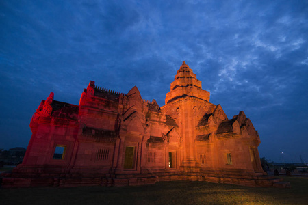 在泰国东北部伊桑的BuriRam省的BuriRam市重建了BuriRam城堡的高棉神庙。泰国，Buriram，2017年11月。