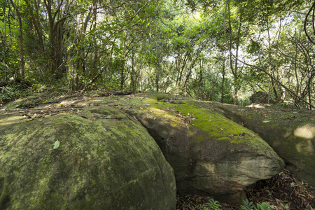 在泰国东北部伊桑的BuriRam省BuriRam市南部的班克鲁阿特镇，高棉的古老Quarry。泰国，Buriram，2017年1