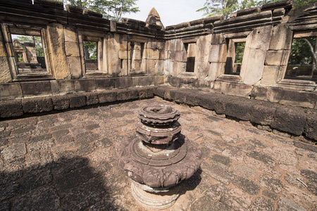 泰国东北部伊桑省BuriRam省PrasatMuangTam的高棉寺遗址。泰国，Buriram，2017年11月。