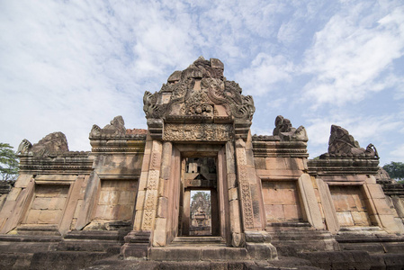 泰国东北部伊桑省BuriRam省PrasatMuangTam的高棉寺遗址。泰国，Buriram，2017年11月。