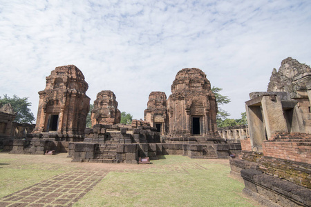 泰国东北部伊桑省BuriRam省PrasatMuangTam的高棉寺遗址。泰国，Buriram，2017年11月。