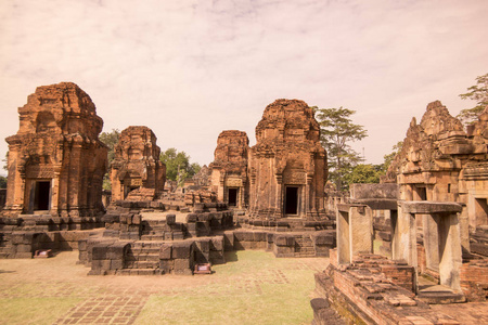 泰国东北部伊桑省BuriRam省PrasatMuangTam的高棉寺遗址。泰国，Buriram，2017年11月。