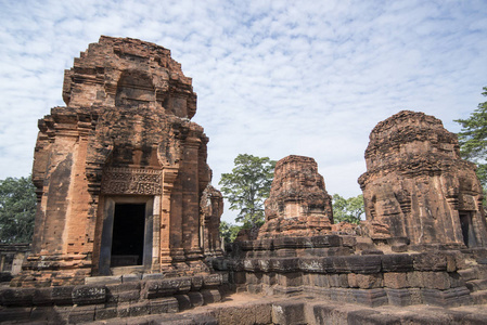 泰国东北部伊桑省BuriRam省PrasatMuangTam的高棉寺遗址。泰国，Buriram，2017年11月。