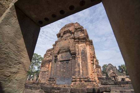 泰国东北部伊桑省BuriRam省PrasatMuangTam的高棉寺遗址。泰国，Buriram，2017年11月。