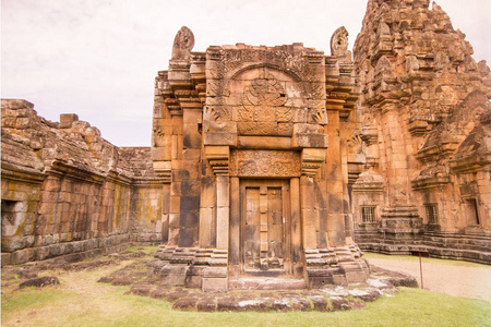 泰国东北部伊桑省BuriRam省PhanomRung历史公园的高棉寺遗址。泰国，Buriram，2017年11月。