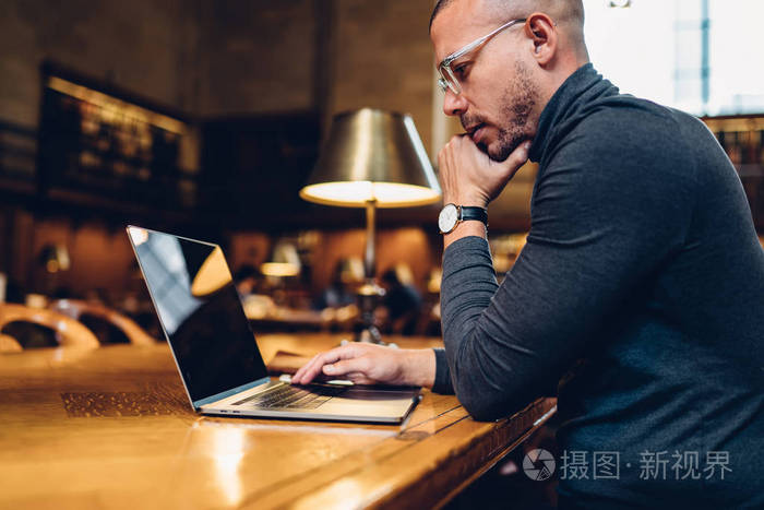 思考型男性作家，分析信息进行项目思考，思考想法和解决方案，熟练的记者观看在线视频，以创建坐在图书馆的wifi访问文章