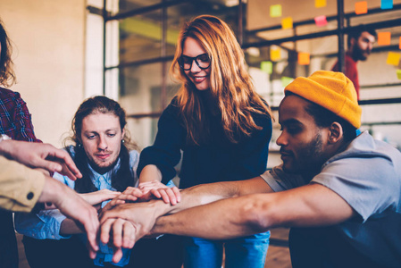在团队中工作的男女工作人员团结一致,在合作中取得成功,年轻的设计