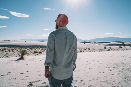 荒凉景色回头看男游客看美丽的沙丘国家公园有旅程在美国船夫家伙享受