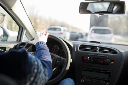 男人在开汽车。内部视图。方向盘上的手