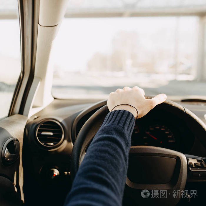 方向盘上的手