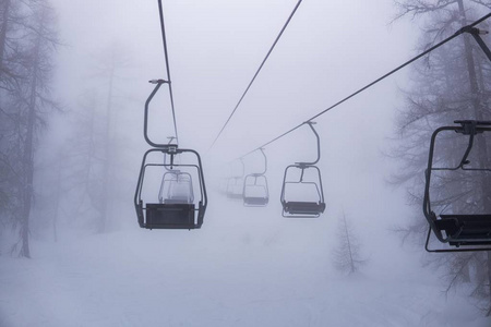 空滑雪电梯在雾蒙蒙的滑雪条件下滑雪在美丽的阿尔卑斯山奥地利冬季主题形象无止境的椅子电梯