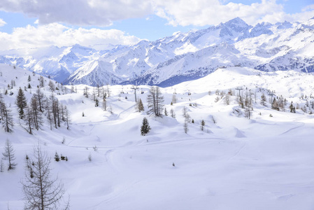 冬季阿尔卑斯山的山峰与柔和的雪