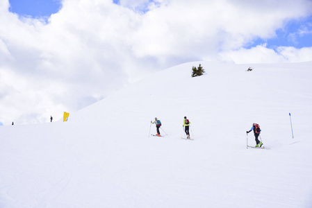 在阳光明媚的冬日, 阿尔卑斯山的徒步旅行者