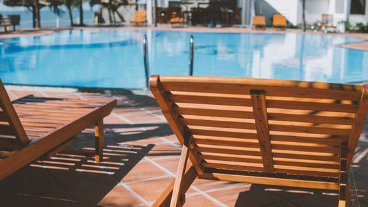 酒店游泳池附近有太阳躺椅。亚洲热带度假, 千禧概念