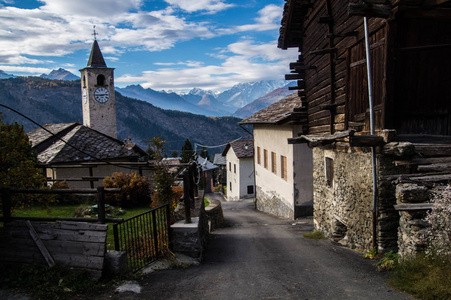在阿尔卑斯的意大利村庄