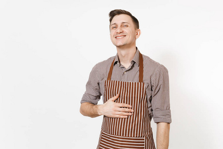 满意的人厨师或服务员在条纹棕色围裙, 衬衫把他的手在美味的食物后, 在白色背景隔离。男管家或 houseworker。家政工作者