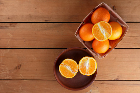 一个木制盒子里的橘子,一个木制背景的柑橘,复古风格的柑橘,复制空间