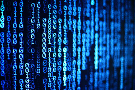 红色二进制代码在计算机屏幕上闪烁的光和错误信息。 问题互联网业务连接技术和现代计算机概念的红色二进制代码背景。