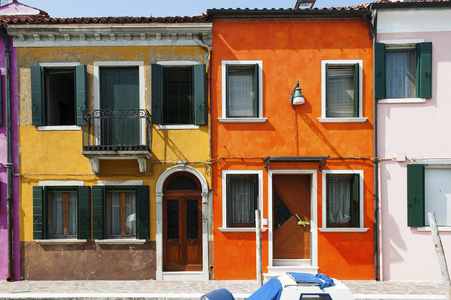 在意大利威尼斯泻湖的一个小岛布拉诺的橙色和黄色的房子
