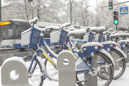 冰雪覆盖的城市自行车