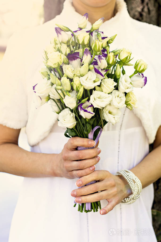 新娘手中一束美丽的春天花朵