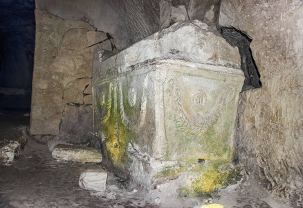石棺在墓地的内室在赌注她  arim 国家公园在以色列的 Kiriyat Tivon 市