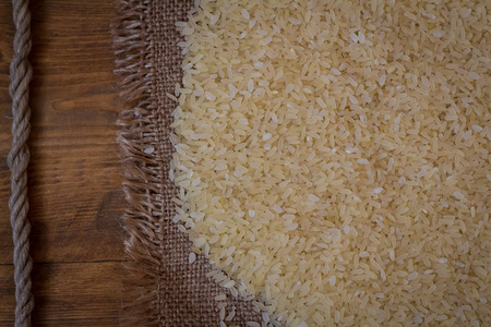 大米。 蒸饭的木材背景和Burlap顶视图