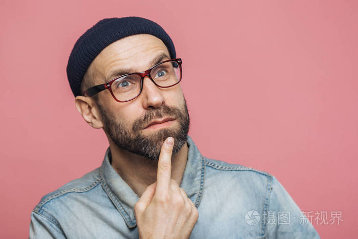 近距离拍摄了一个有思想胡须的雄性蓝色的眼睛深深地思考着沉思着远方