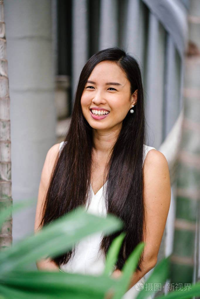 她以轻松的方式微笑,表现出领导能力,信心和乐观.