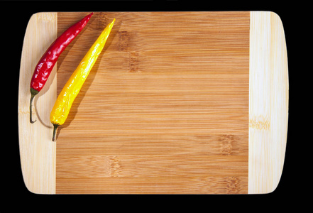 砧板上辣辣椒..木制的厨房板。木头背景。黄色哈巴内罗和新鲜罗勒叶。