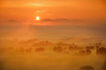 令人叹为观止的早晨景观的小巴伐利亚村被雾覆盖。 风景的巴伐利亚阿尔卑斯山日出与雄伟的山脉背景愤怒德国。