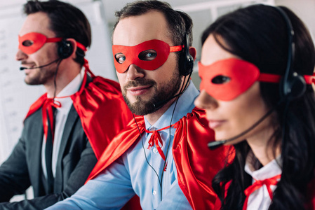 戴口罩和耳机的超级商人支持呼叫中心的客户