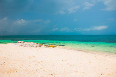 异国情调的天堂。热带度假胜地。墨西哥坎昆附近的加勒比海码头。墨西哥海滩热带在加勒比