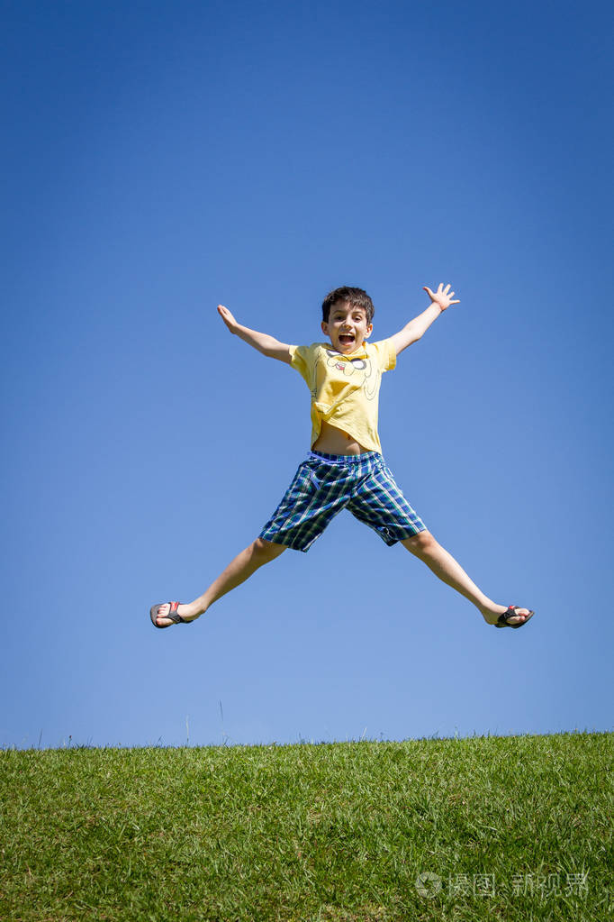 快乐的孩子在草地上跳跃