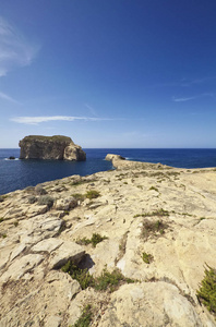 马尔塔岛戈佐岛位于德维拉泻湖的岩石海岸，靠近蔚蓝的窗户岩石。