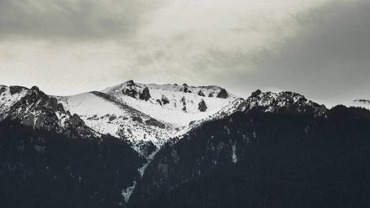 全景景观高海岸欧洲喀尔巴阡山。 惊人的宽照片与复制粘贴空间。 极端概念高危险徒步旅行滑雪阿尔卑斯山运动练习设计输入图像。