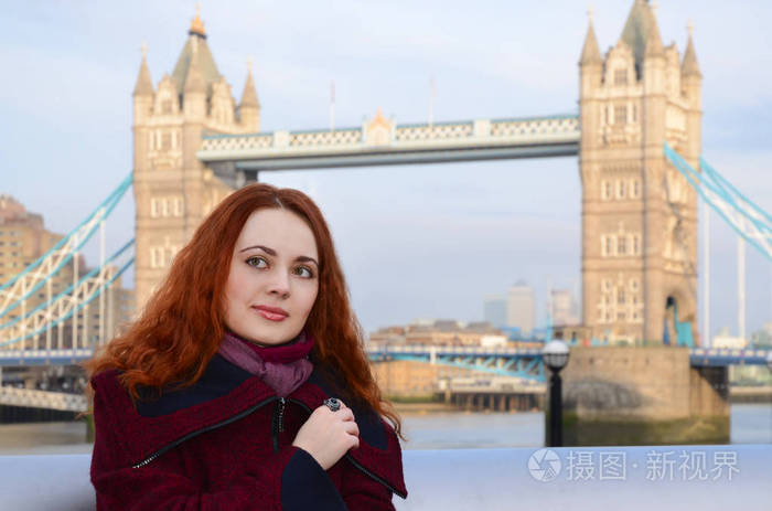 女孩在泰晤士河伦敦欣赏风景. 英国旅游理念.