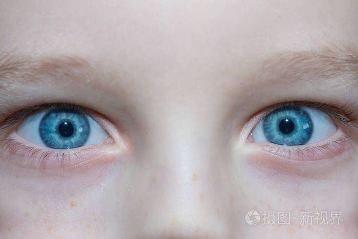 婴儿蓝色美丽, 沉思的眼睛的男孩