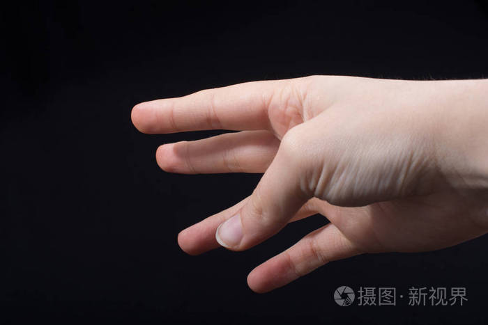 一只有五根手指的儿童手,部分是黑色的
