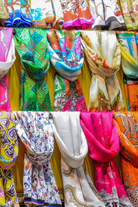 各种颜色和类型的彩色织物的例子