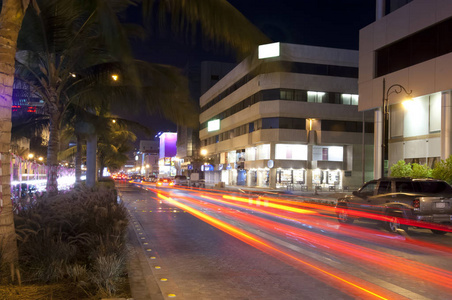 晚上吉达的巴勒斯坦街, 车灯在动