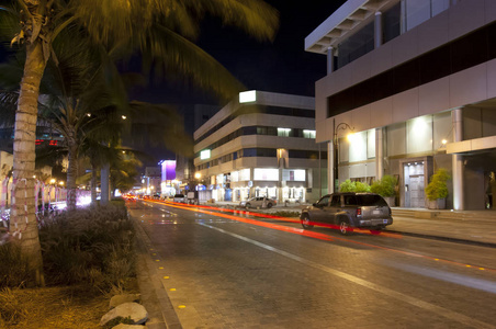 晚上吉达的巴勒斯坦街, 车灯在动