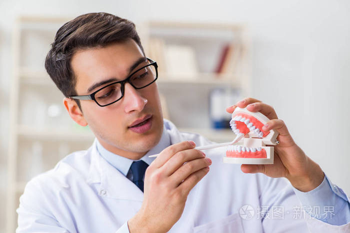 牙科医院工作的年轻牙医