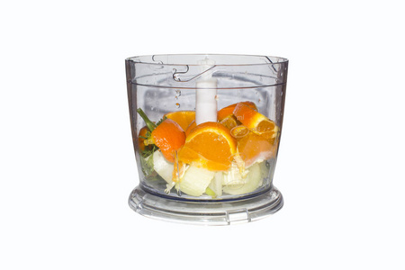 水果和蔬菜在搅拌机白色背景。白色背景水果和蔬菜搅拌机中的冰沙。