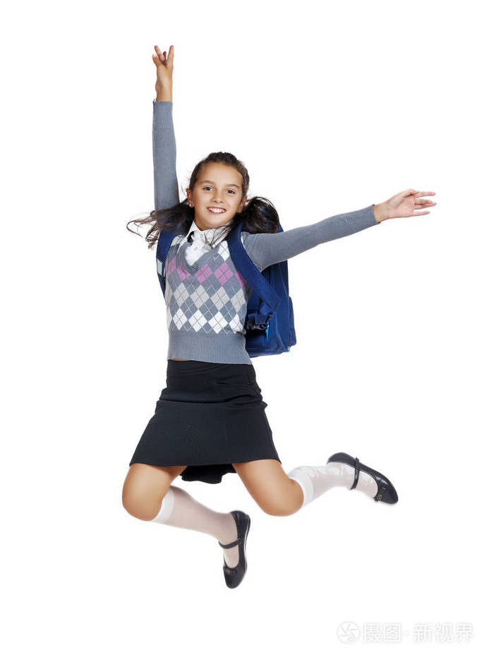 快乐的女生跳对白色工作室背景