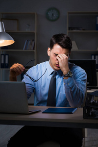 员工深夜在重要报告中工作照片